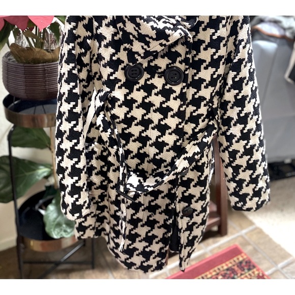 LASO KISS COAT SIZE LARGE with belt, 2 pocket. Brand new no tag. - Picture 6 of 7